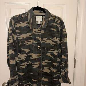 Forever 21 Women's Green Camo Snap Button Front Shirt Jacket
